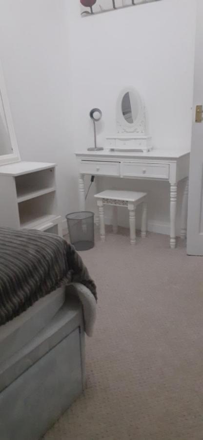 Double Close To Portobello And Westfield Homestay London
